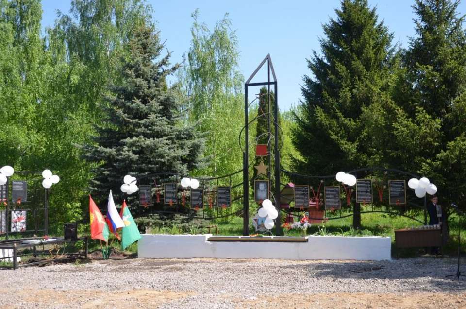 В Добринском районе Липецкой области в рамках программы «Рубль на рубль» установили памятник «Павшим воинам»