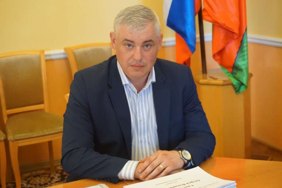 Лидер липецких «Патриотов России» сдал подписи для регистрации кандидатом в губернаторы