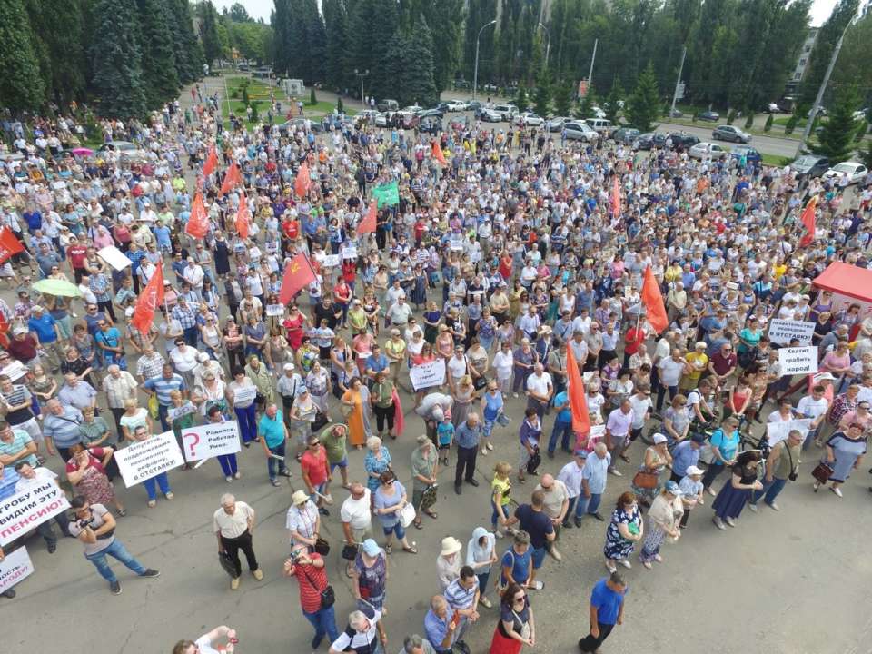 На митинг против пенсионной реформе пришли 2 тыс. липчан и одна «смерть»