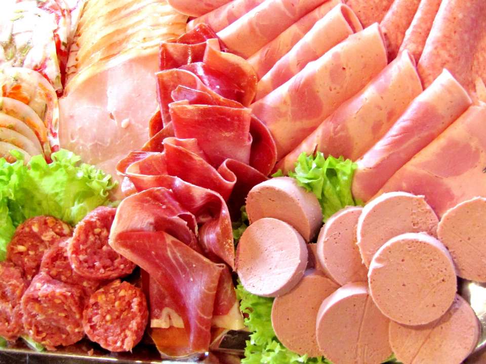 Липецкий мясокомбинат попал под административку за обнаруженные в колбасе антибиотики