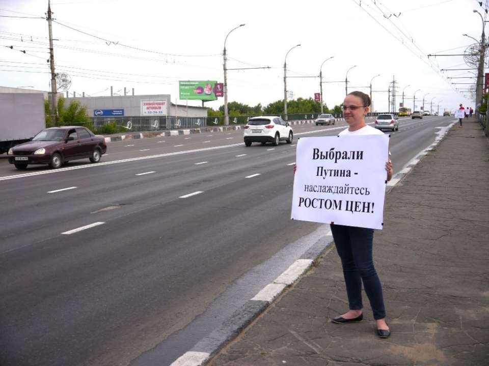 Коммунисты протестуют по одиночке против повышения цен на бензин
