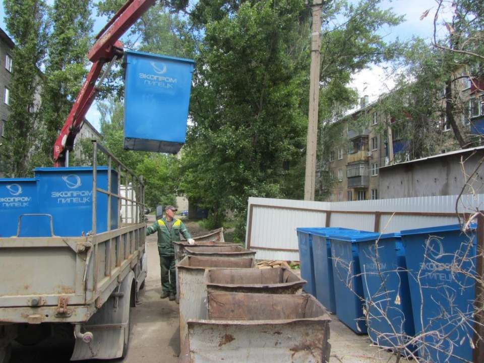 В Липецке массово меняют мусорные контейнеры