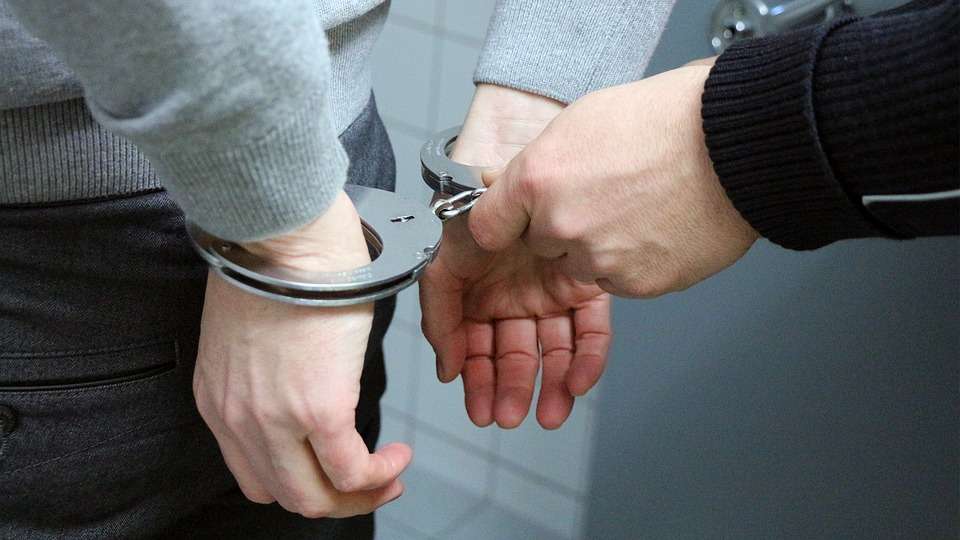 Липецкие полицейские задержали вооружённого пистолетом мужчину в отделении Сбербанка
