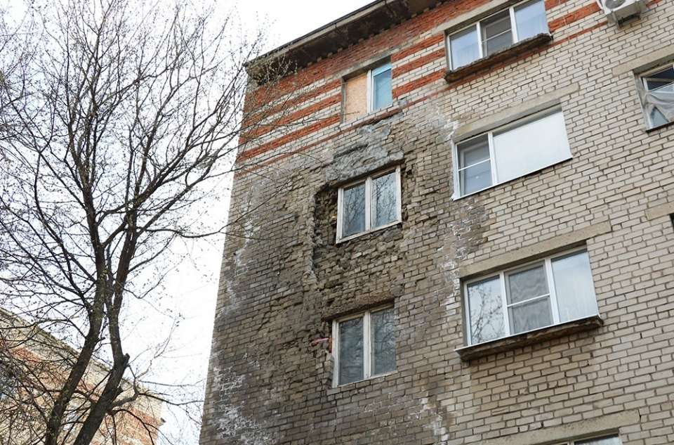 Стены общежития. Обрушилась стена в хрущевке. Кирпичные здания Липецк.