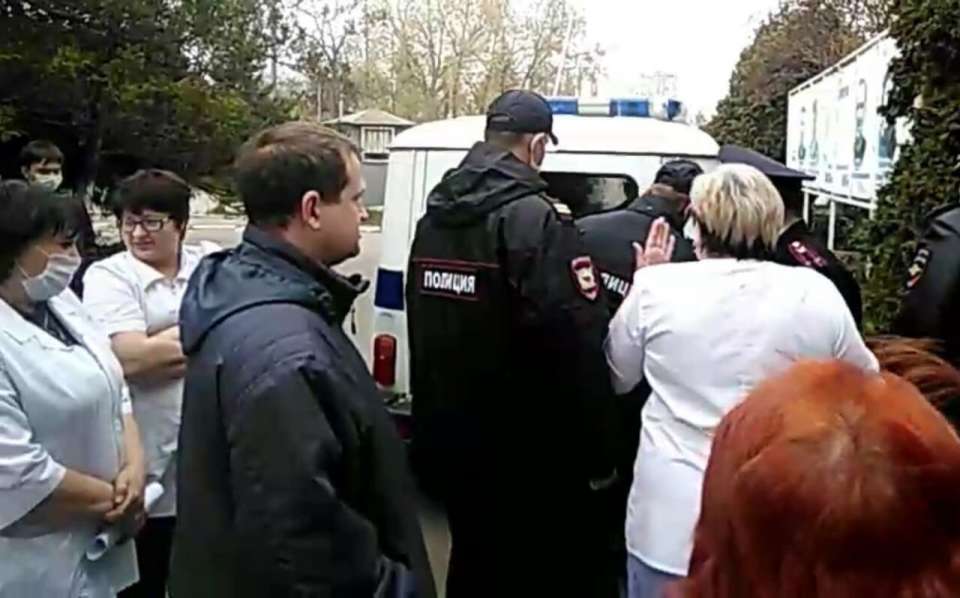 Активистов задержали во время съемок на закрывающейся станции переливания крови в Ельце