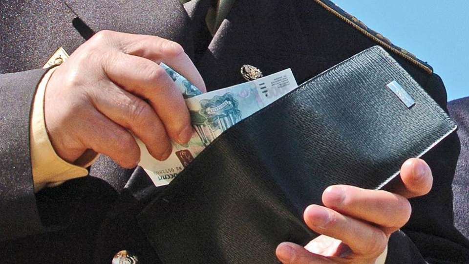 Липецкие чиновники по уровню зарплаты занимают шестое место в ЦФО