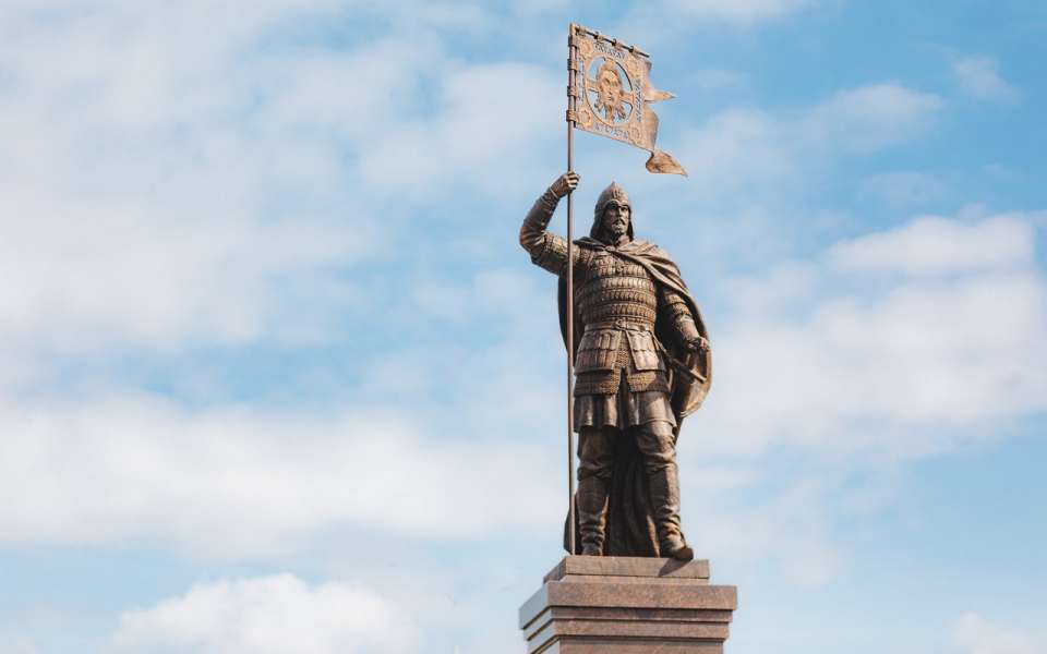 В Липецке открыли памятник Александру Невскому с цитатой из песни «Встанем» 