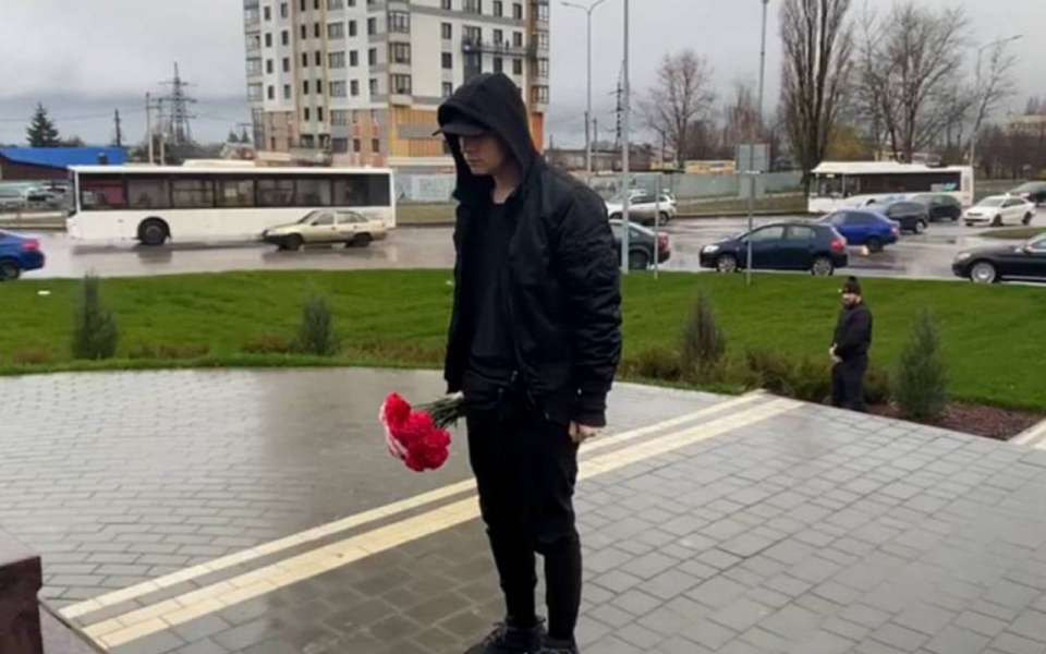 В Липецке SHAMAN возложил цветы к памятнику Александра Невского