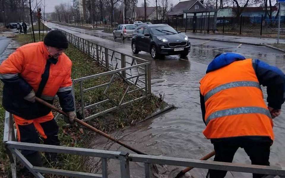 В Липецке устраняют последствия ливня