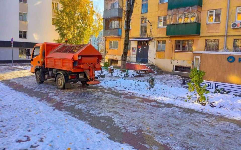 За пять дней ноября на дороги Липецка высыпали 1300 тонн пескосоляной смеси и 34 тонны реагента