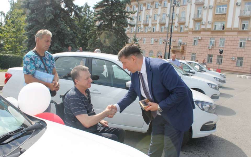 Новые автомобили получили шестеро липчан пострадавших на производстве 