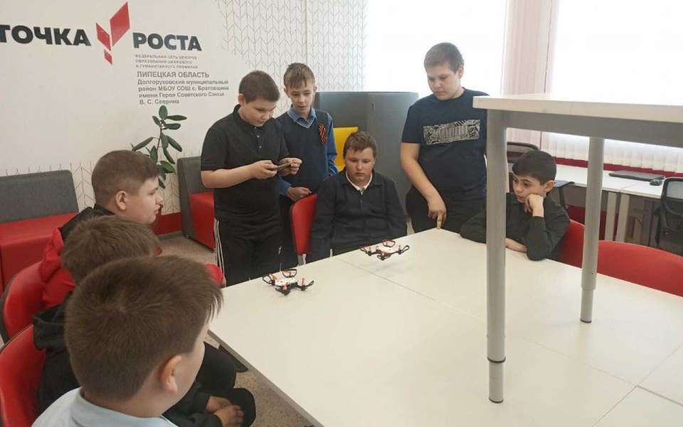 Липецкие школьники учатся управлять квадрокоптерами 