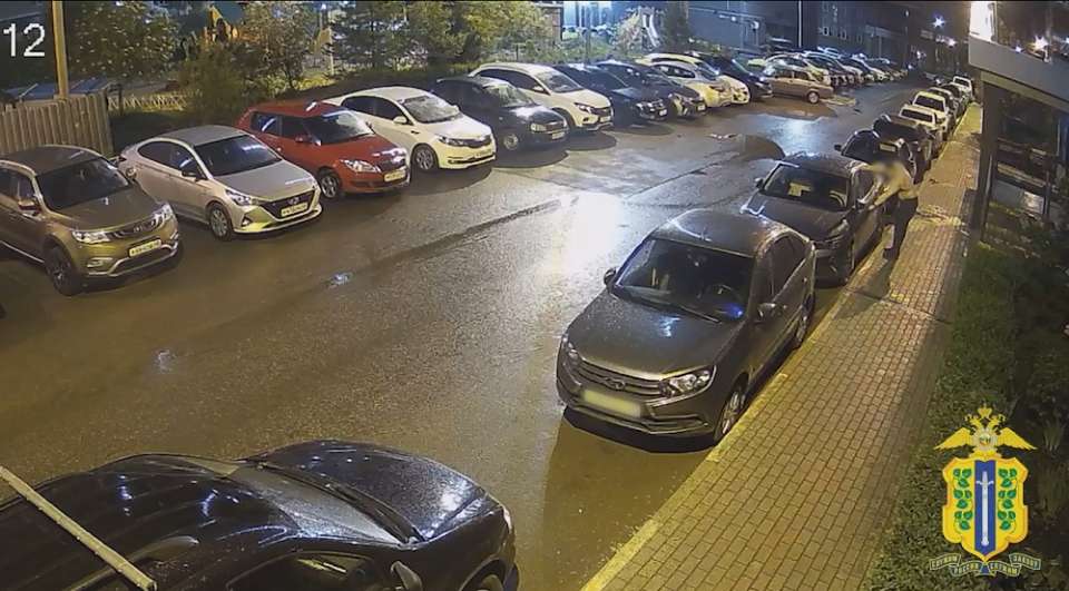 В Липецке пьяный хулиган повредил чужие автомобили на парковке В Липецке пьяный хулиган повредил чужие автомобили на парковке