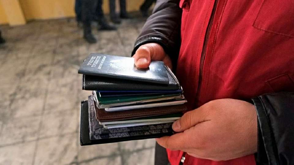 Липчанка фиктивно прописала у себя девять иностранцев Липчанка фиктивно прописала у себя девять иностранцев
