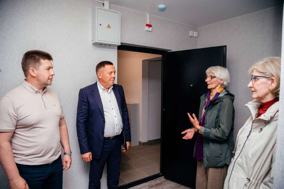 Роман Ченцов вручил ключи от новых квартир в Липецке 62 семьям