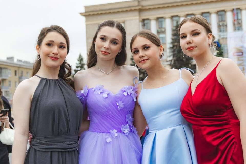 Более 2400 выпускников участвовали в «Липецких зорях-2025»