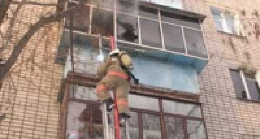 В Липецке эвакуировали людей из горящего дома