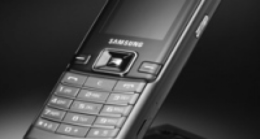 «Евросеть» начала продажу телефона Samsung DUOS D780