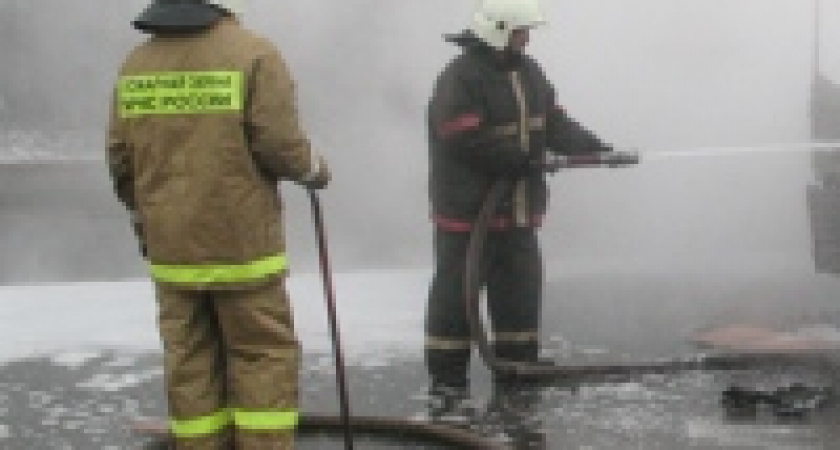 Водителя вытащили из горящего грузовика