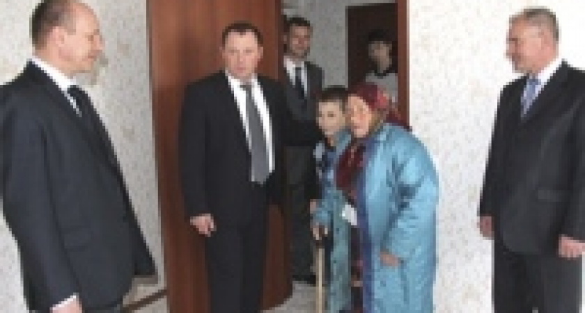 Неподалку от Липецка спикер облсовета вручил ключи от квартир 16 семьям 