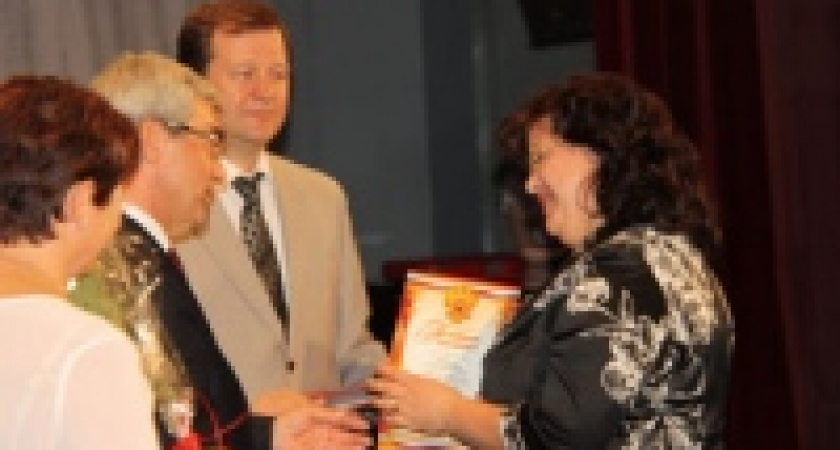 Мэр Липецка наградил лучших медсестер 