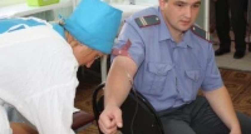 В Липецке инспекторы ГИБДД стали донорами крови