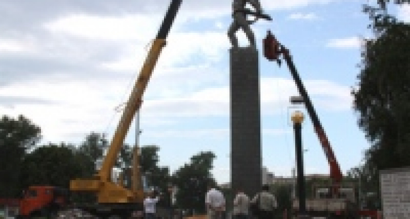 Начались работы по замене памятника на площади Революции	