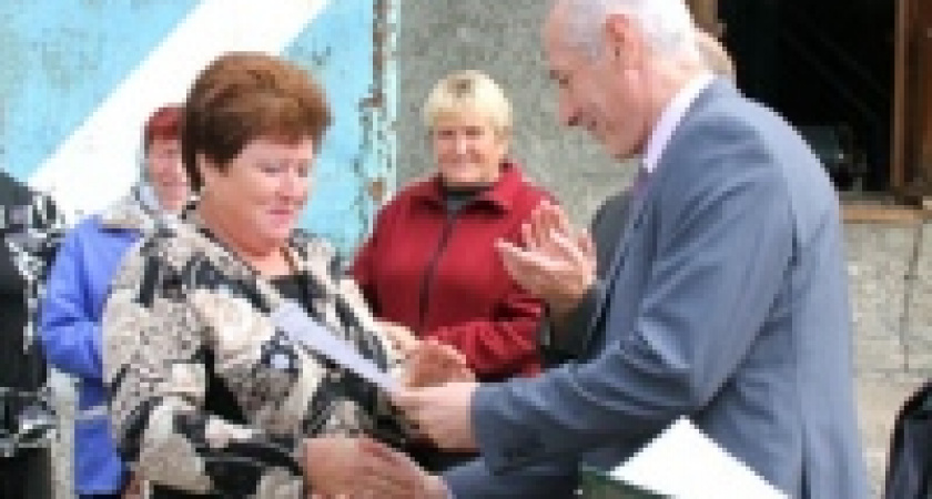 Вице-спикер Липецкого областного Совета подарил сельским почтальонам 30 велосипедов