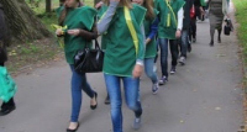 Экологические отряды убрали территорию Нижнего парка в Липецке