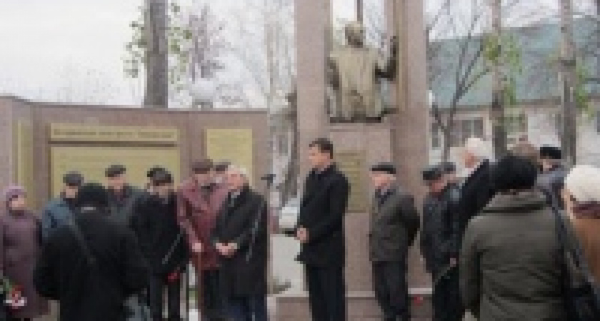 В Липецке установили бюст Сергею Шуминскому