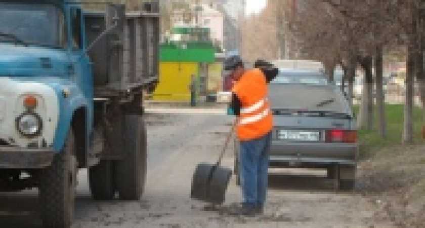 Коммунальные службы приступили к уборке города после зимы