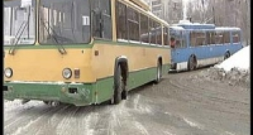 Зима! Автобус обновляет путь