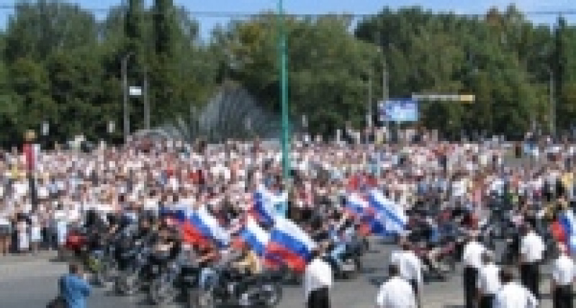 В Липецке флаг России популяризировали с помощью байкеров