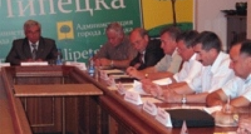 В многоэтажки Липецка легко могут попасть не только желающие справить нужду...