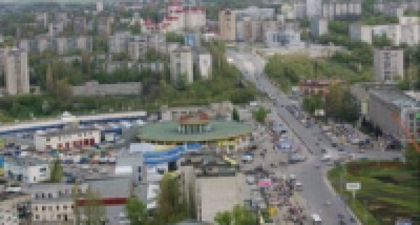 Обломки упали возле жилого дома