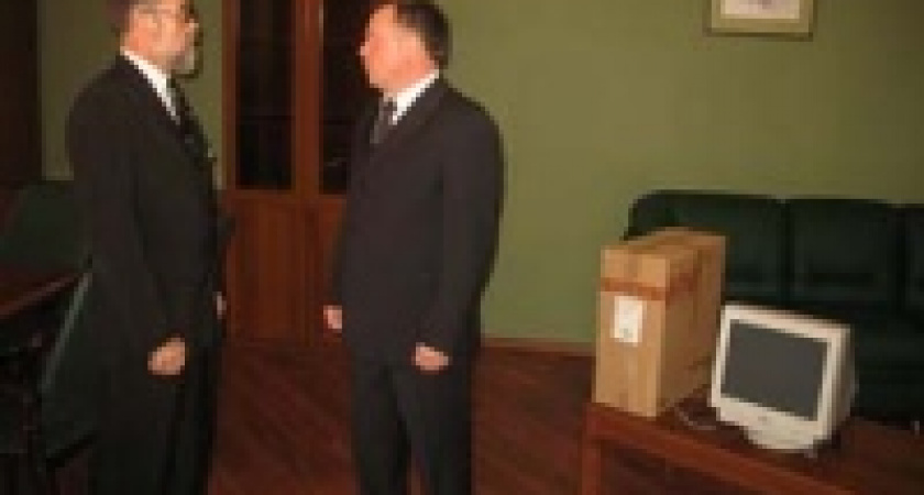 Спикер облсовета подарил компьютер 
