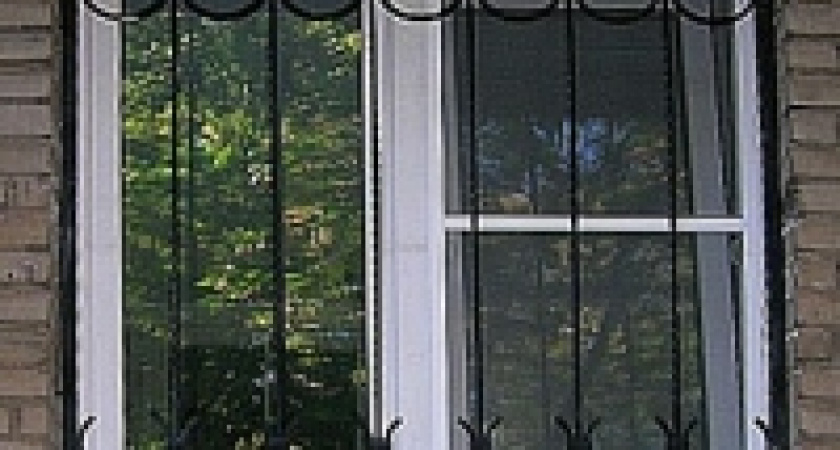 А на окнах - глухие решетки