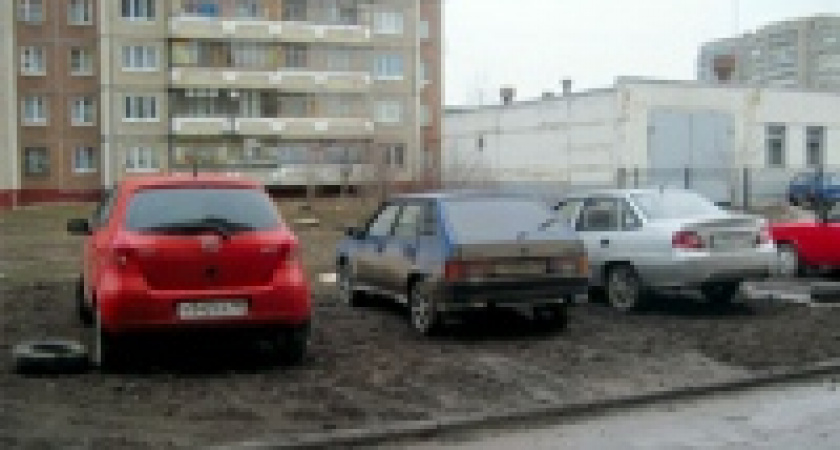 В Липецке начались рейды по пресечению стоянок на газонах