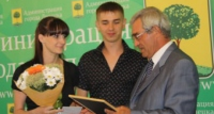 Михаил Гулевский наградил родителей близнецов