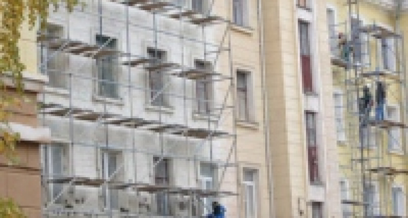 В микрорайоне Тракторостроителей обновляют фасады зданий