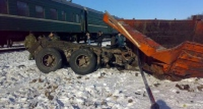 В Липецкой области КамАЗ врезался в поезд