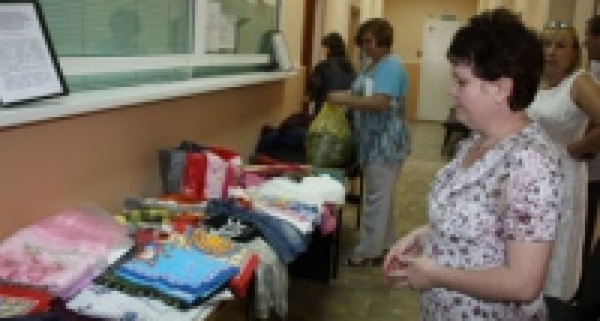 Липчане несут вещи в пункты приема гуманитарной помощи пострадавшим от наводнения на Кубани	