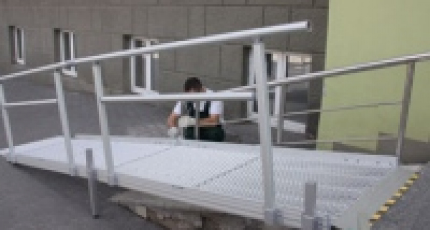 У здания администрации города появился современный пандус