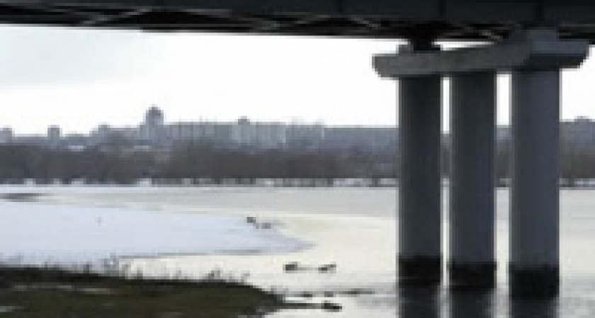 В Липецке иномарка упала с моста