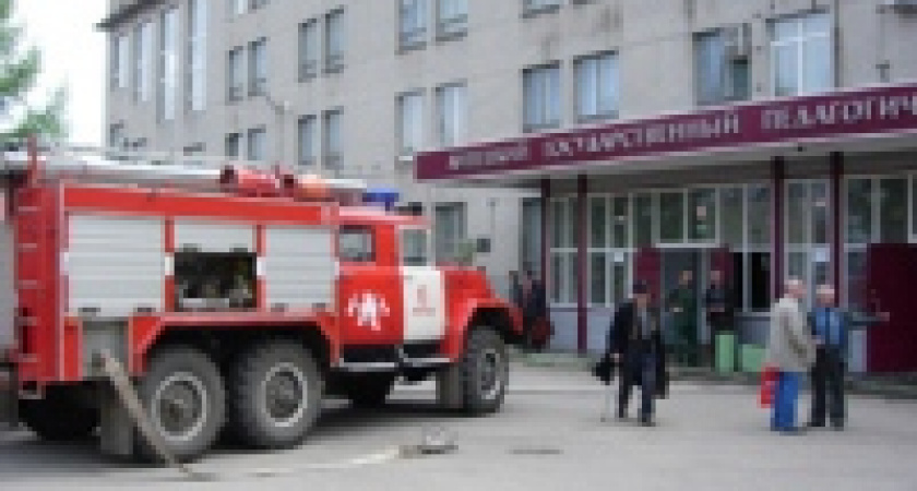 Здание педагогического университета под угрозой взрыва