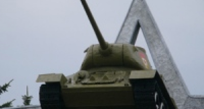 Торговал у памятника Танкистам 