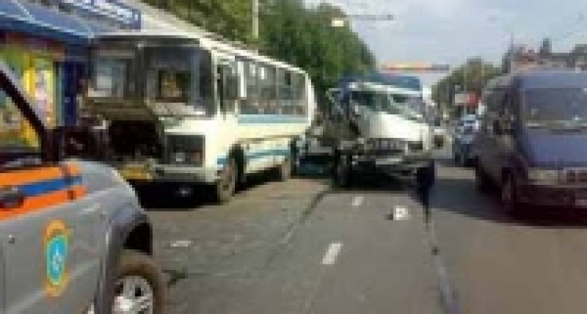В Липецке грузовик протаранил автобус