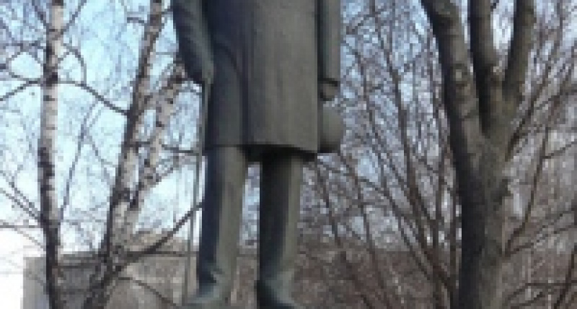 На памятнике Митрофану Клюеву сползла гранитная плита 