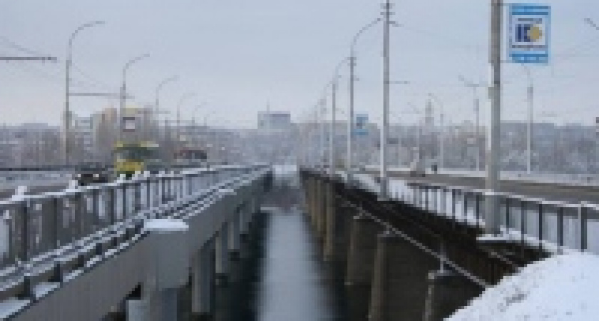 С Петровского моста в Липецке упал автомобиль 