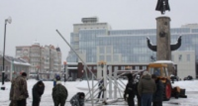 На площади Петра Великого ведется монтаж ледового корабля